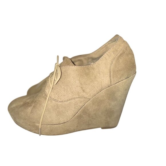 Kirra Faux Suede Vintage Lace Up Wedge in Beige Size 7 - Picture 2 of 9